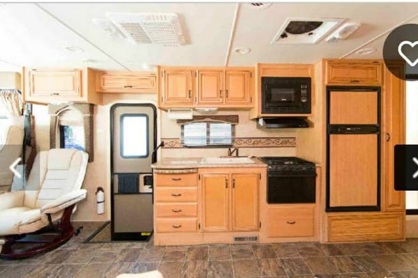 2011 Thor Motor Coach Four Winds Hurricane 32A Class A