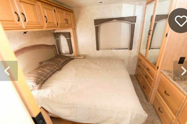 2011 Thor Motor Coach Four Winds Hurricane 32A Class A