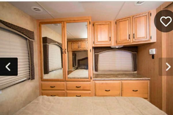 2011 Thor Motor Coach Four Winds Hurricane 32A Class A