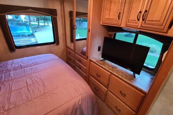 2011 Thor Motor Coach Four Winds Hurricane 32A Class A