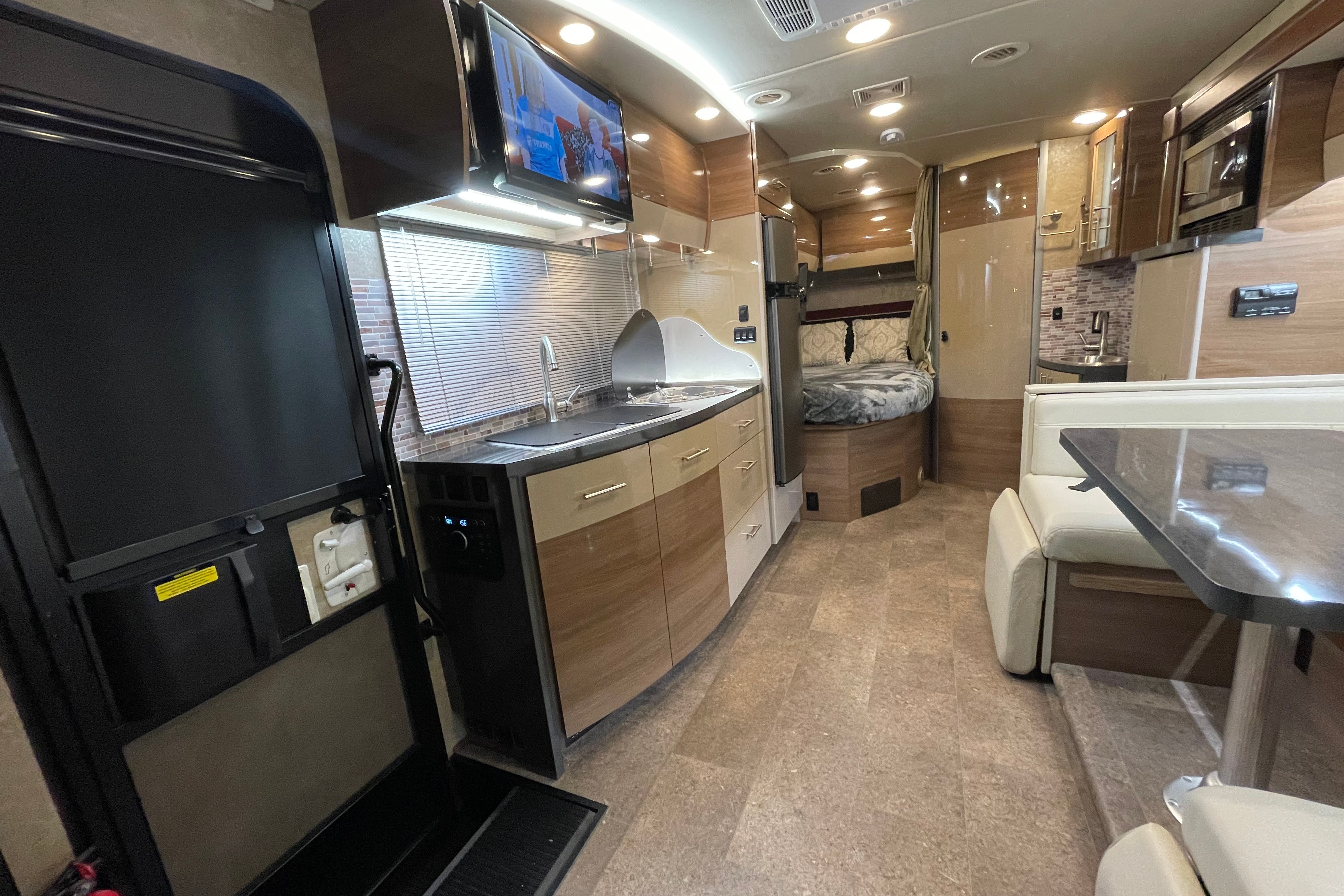  2016 Itasca Navion 24J A&H DIRECT RV RENTALS