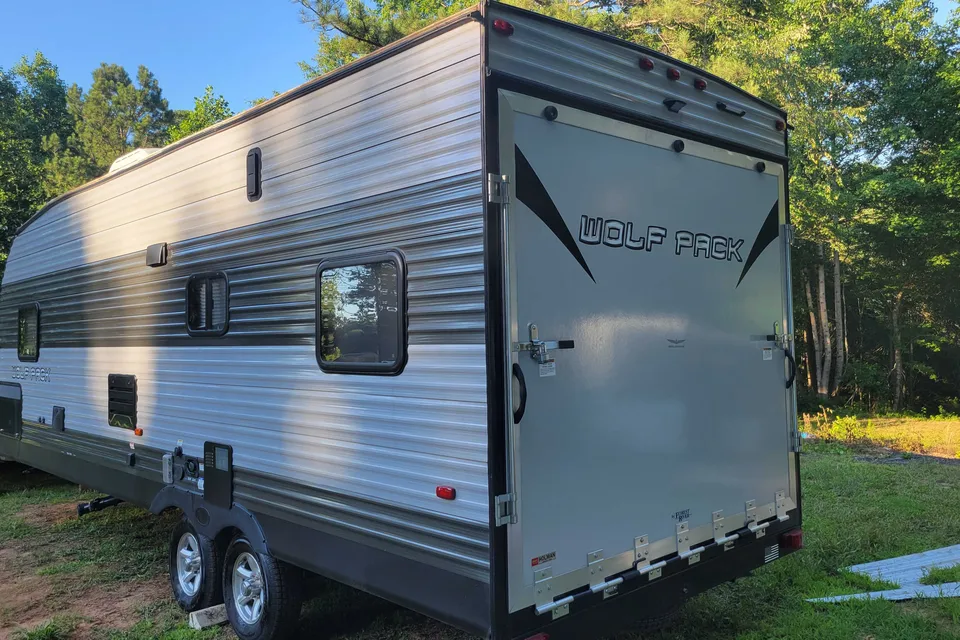 Shawn 's Forest River Wolfpack 24pack14  Toy Hauler