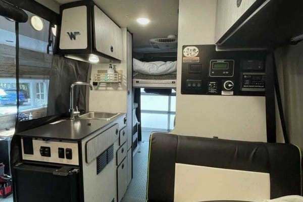 Montréal Winnebago Revel Class B