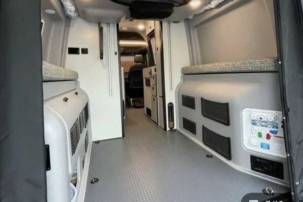 Montréal Winnebago Revel Class B