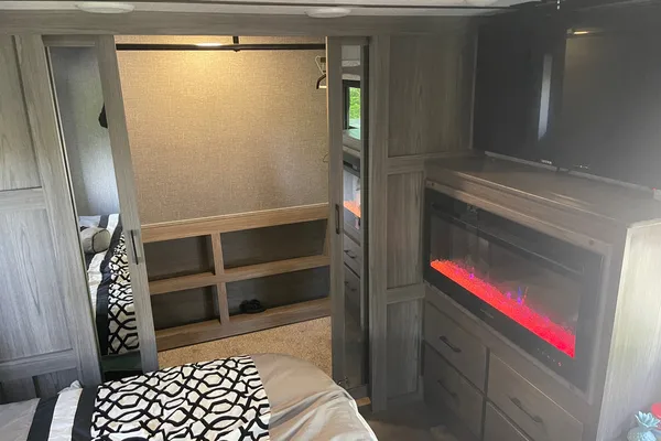 Large Luxury unit with Sports Bar