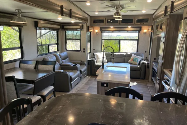 Large Luxury unit with Sports Bar