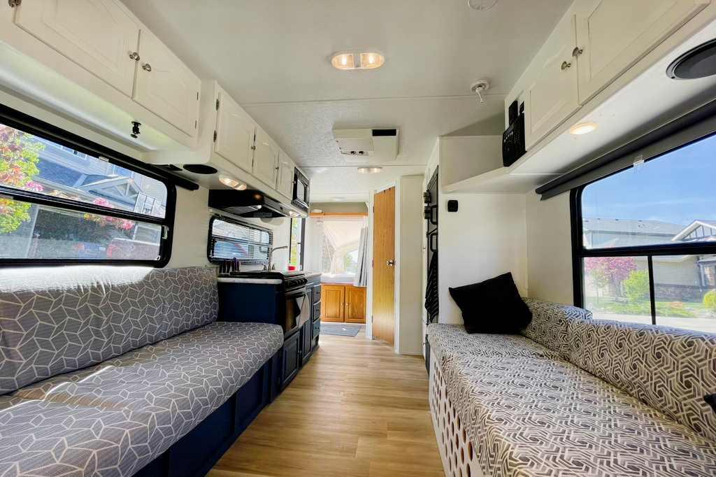 Newly Renovated 2010 Rockwood Roo Hybrid Trailer