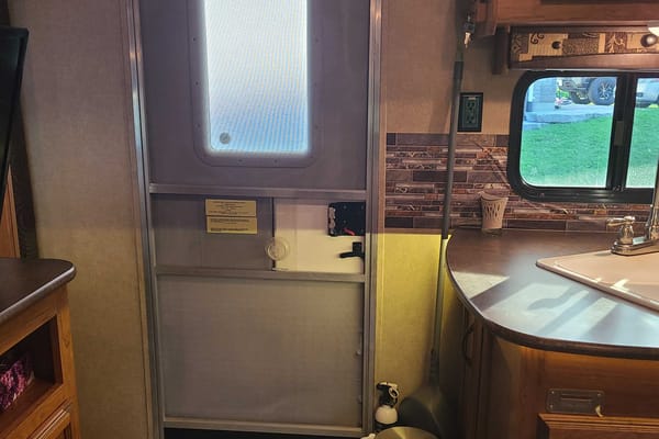 Beautiful Family Camper - DELIVERY ONLY!