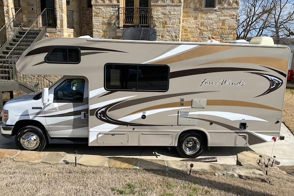 Chuck and Tammy’s Four Winds 22E Class C