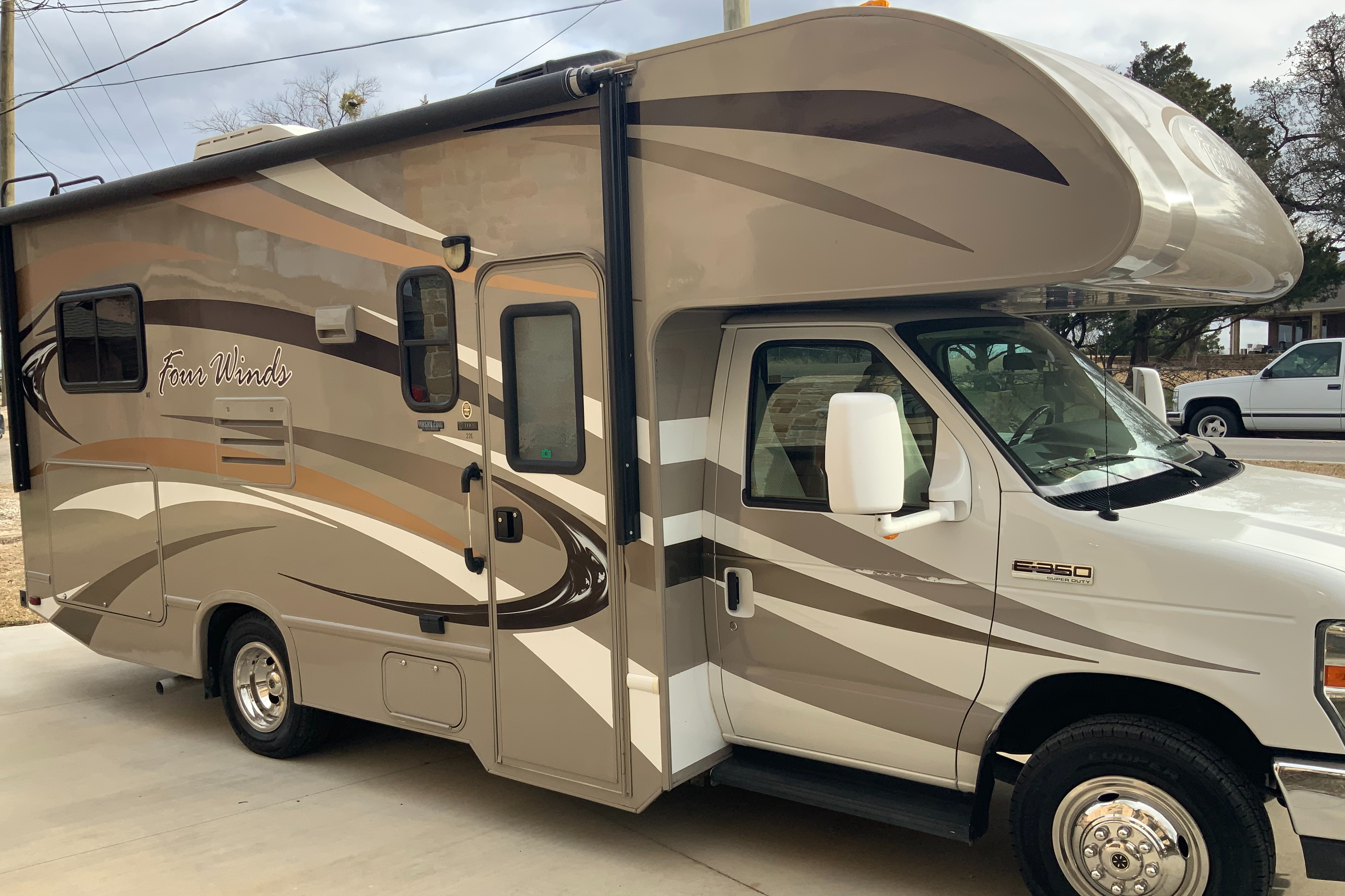 Chuck and Tammy’s Four Winds 22E Class C
