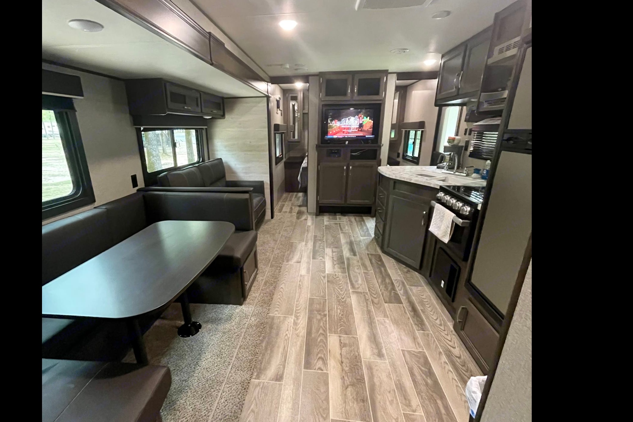 Dual Air Conditioners! Spacious 2021 Jayco Jay Flight. Delivery available.