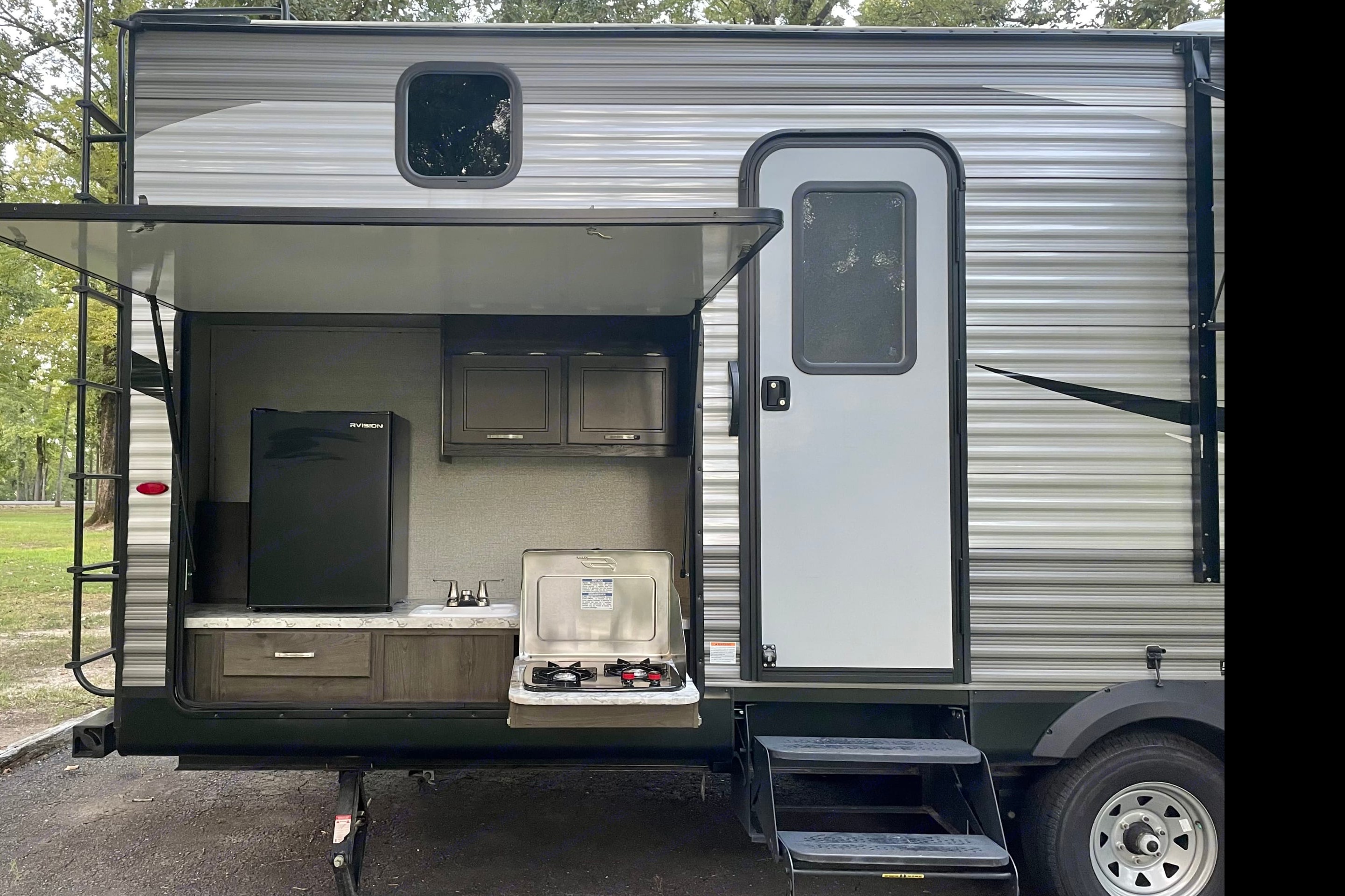 Dual Air Conditioners! Spacious 2021 Jayco Jay Flight. Delivery available.