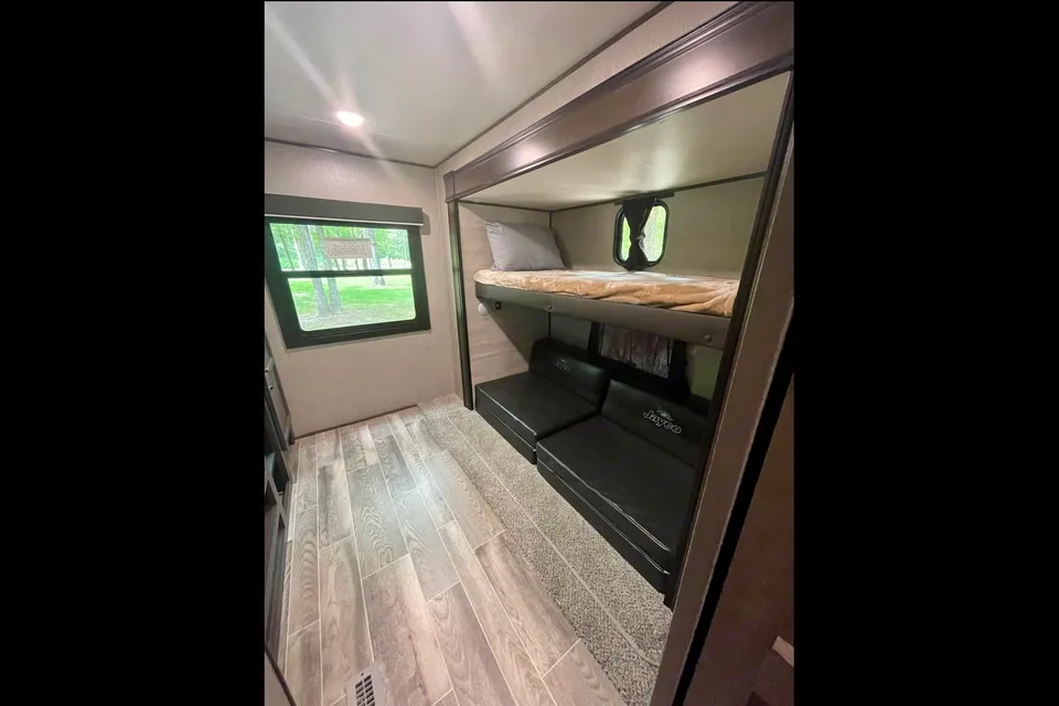 Dual Air Conditioners! Spacious 2021 Jayco Jay Flight. Delivery available.