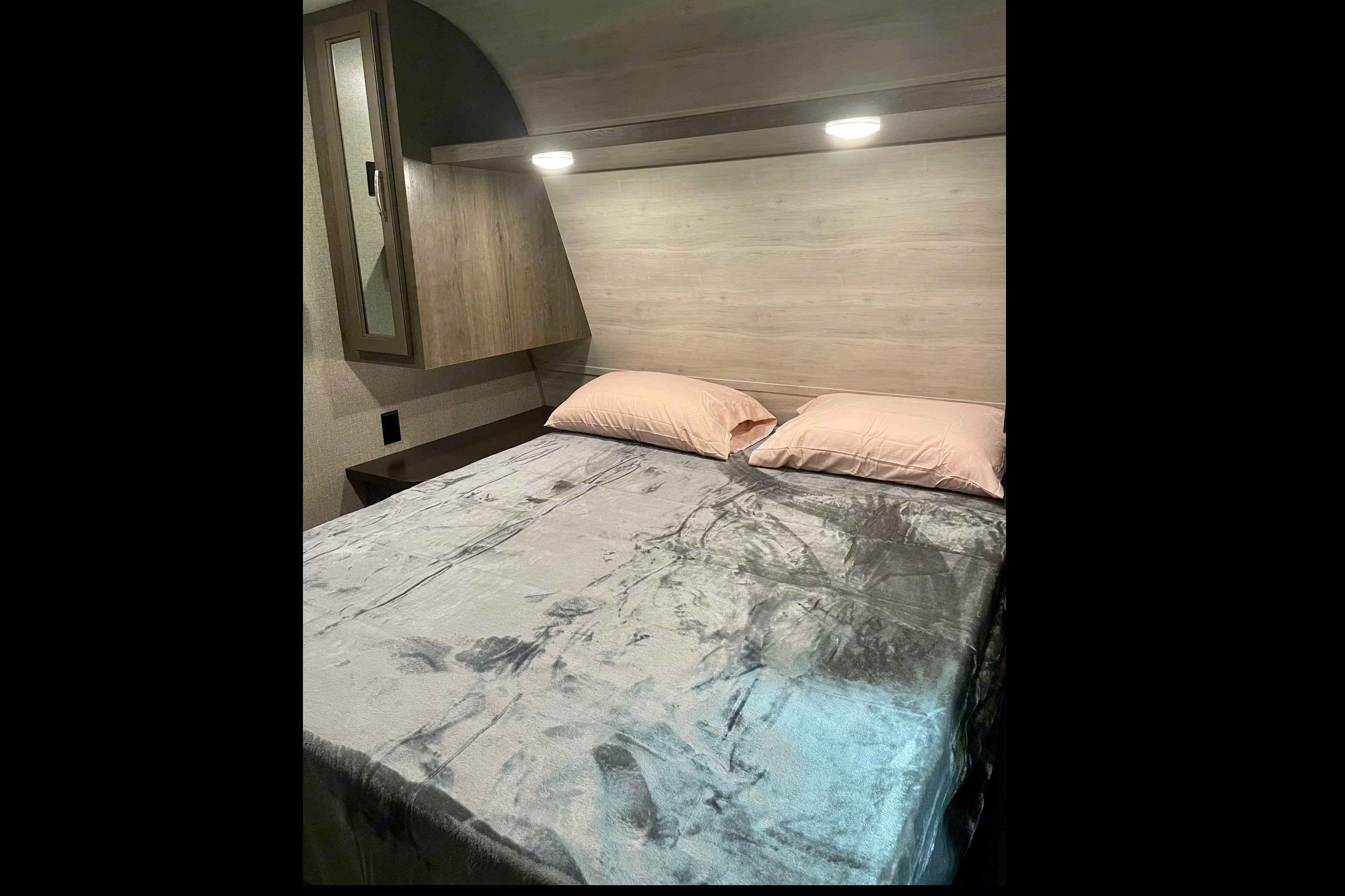 Dual Air Conditioners! Spacious 2021 Jayco Jay Flight. Delivery available.