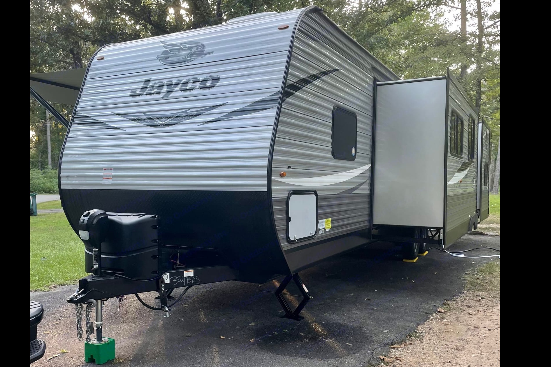 Dual Air Conditioners! Spacious 2021 Jayco Jay Flight. Delivery available.