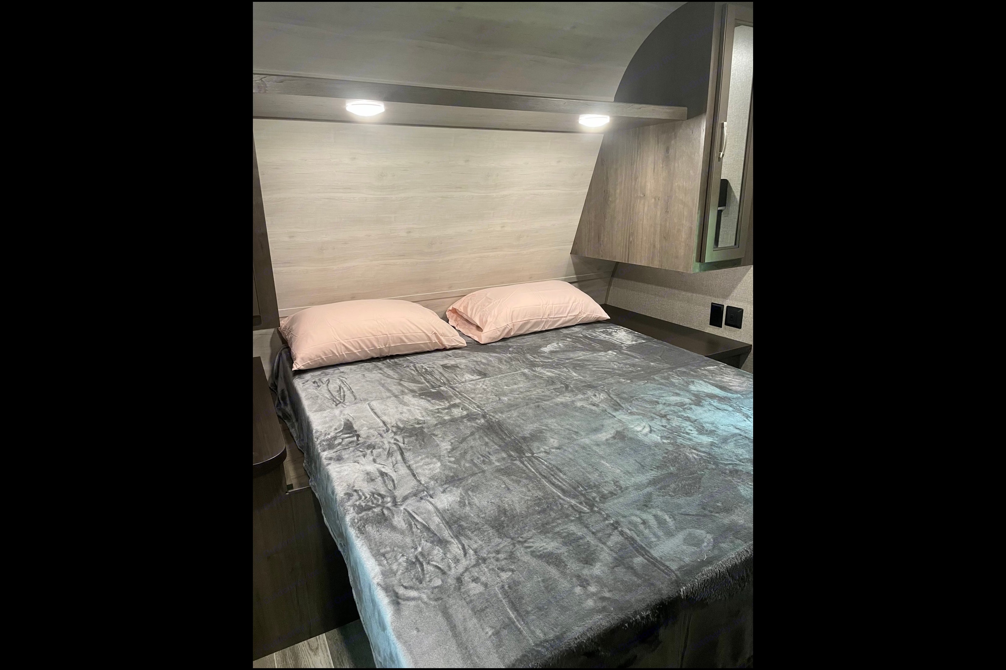 Dual Air Conditioners! Spacious 2021 Jayco Jay Flight. Delivery available.