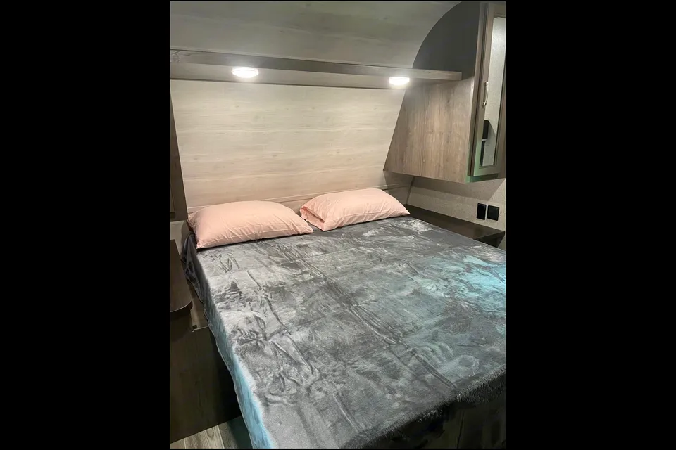 Dual Air Conditioners! Spacious 2021 Jayco Jay Flight. Delivery available.