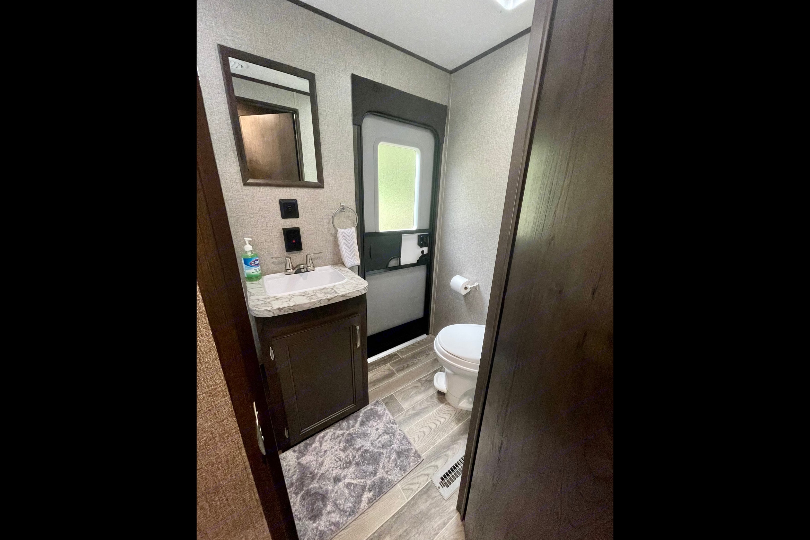 Dual Air Conditioners! Spacious 2021 Jayco Jay Flight. Delivery available.