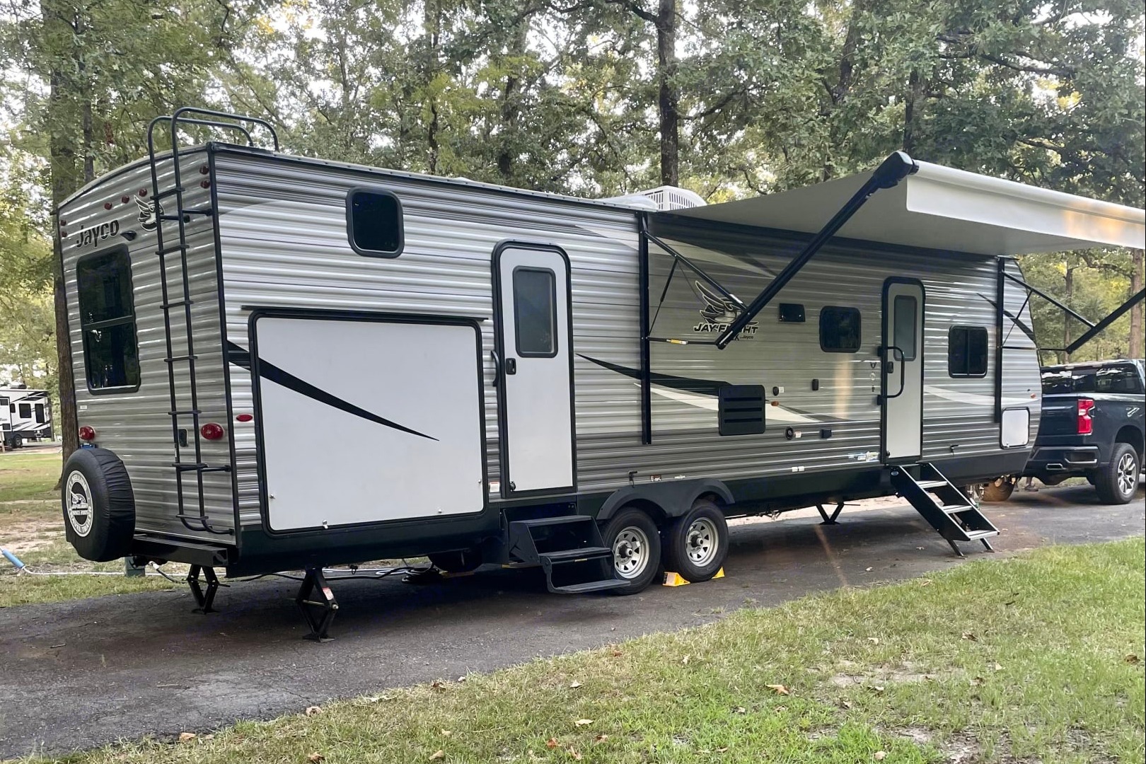 Dual Air Conditioners! Spacious 2021 Jayco Jay Flight. Delivery available.