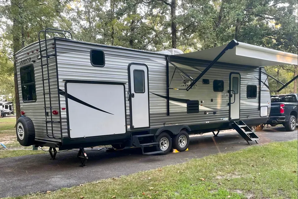 Dual Air Conditioners! Spacious 2021 Jayco Jay Flight. Delivery available.
