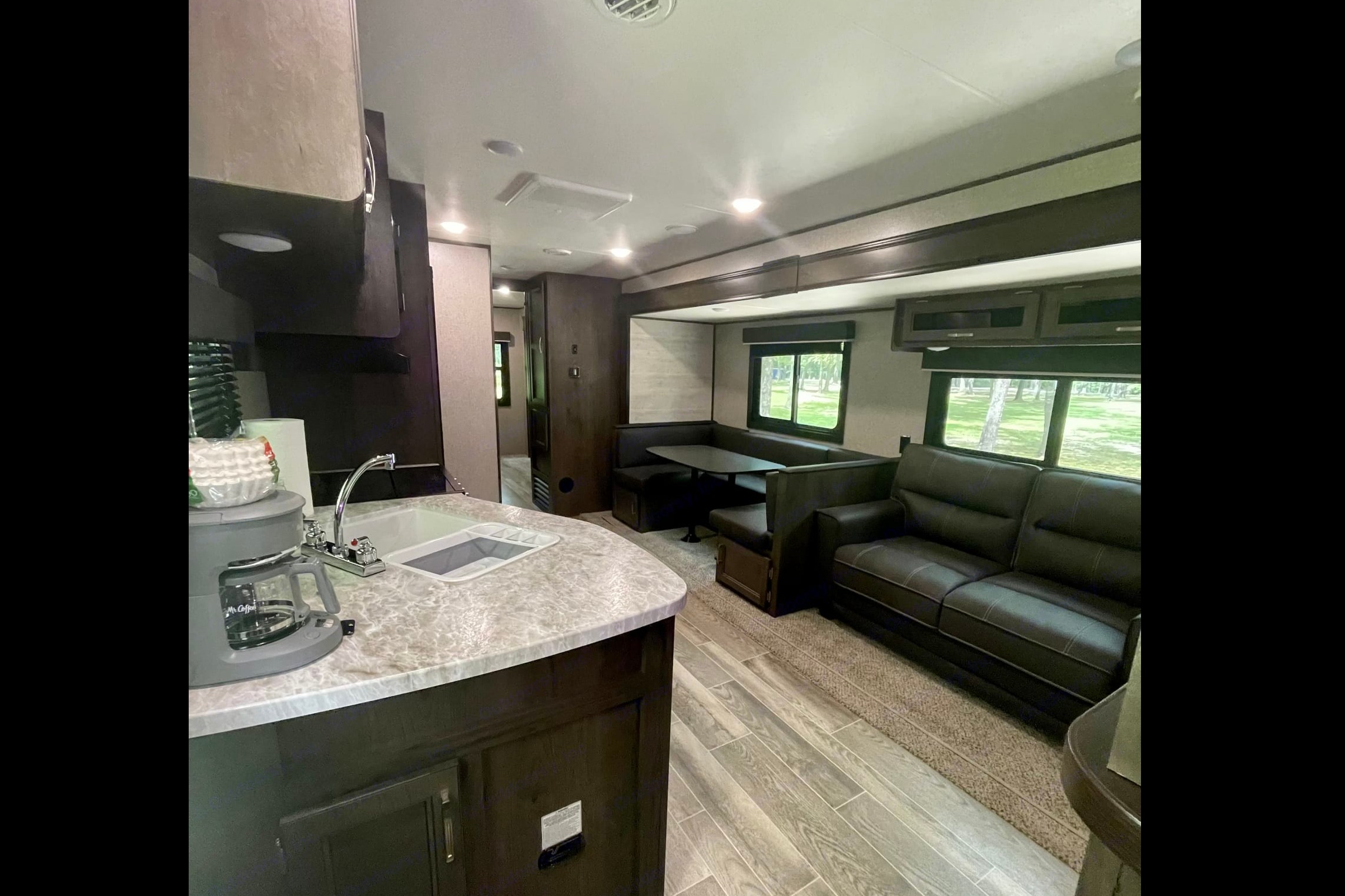 Dual Air Conditioners! Spacious 2021 Jayco Jay Flight. Delivery available.