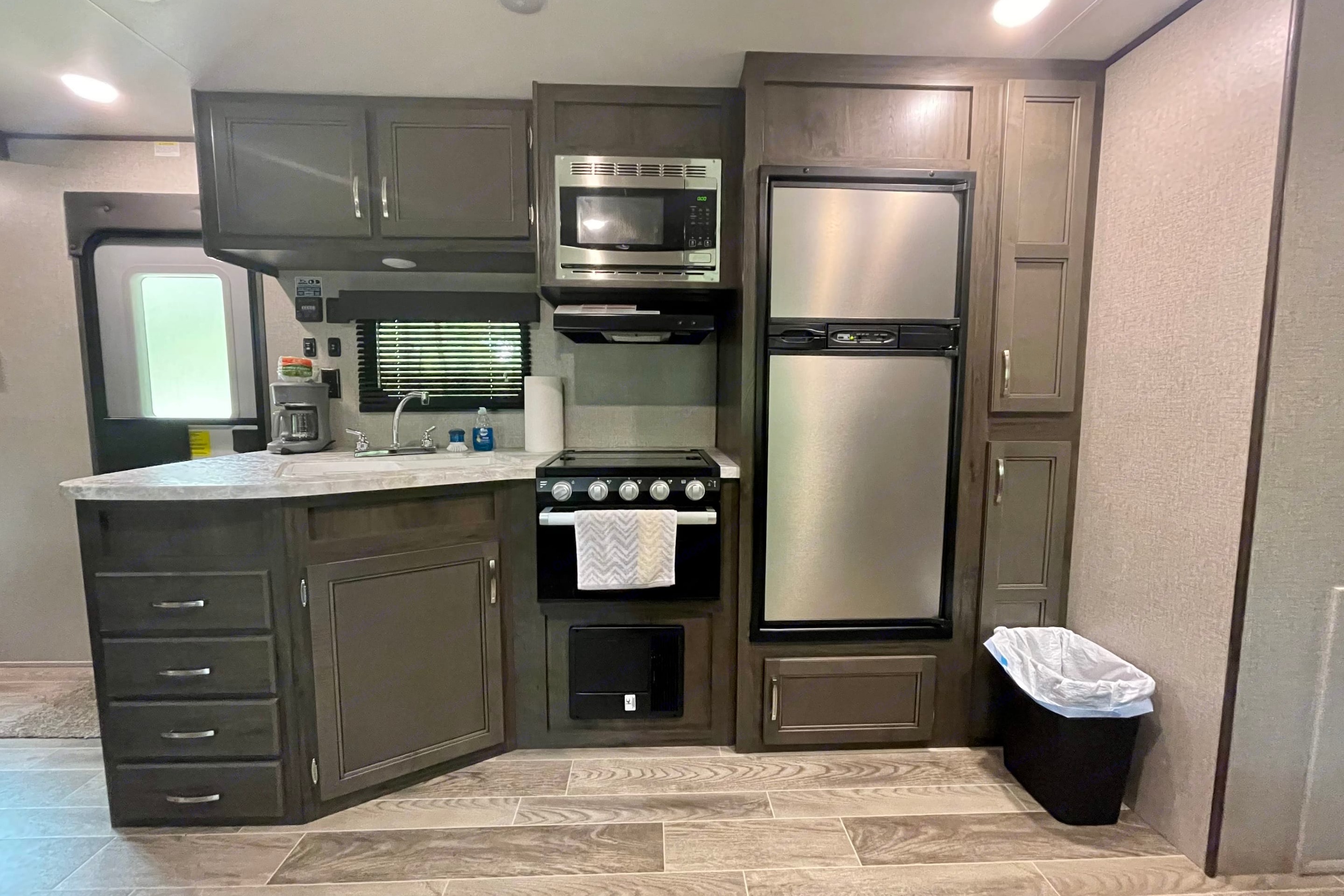 Dual Air Conditioners! Spacious 2021 Jayco Jay Flight. Delivery available.