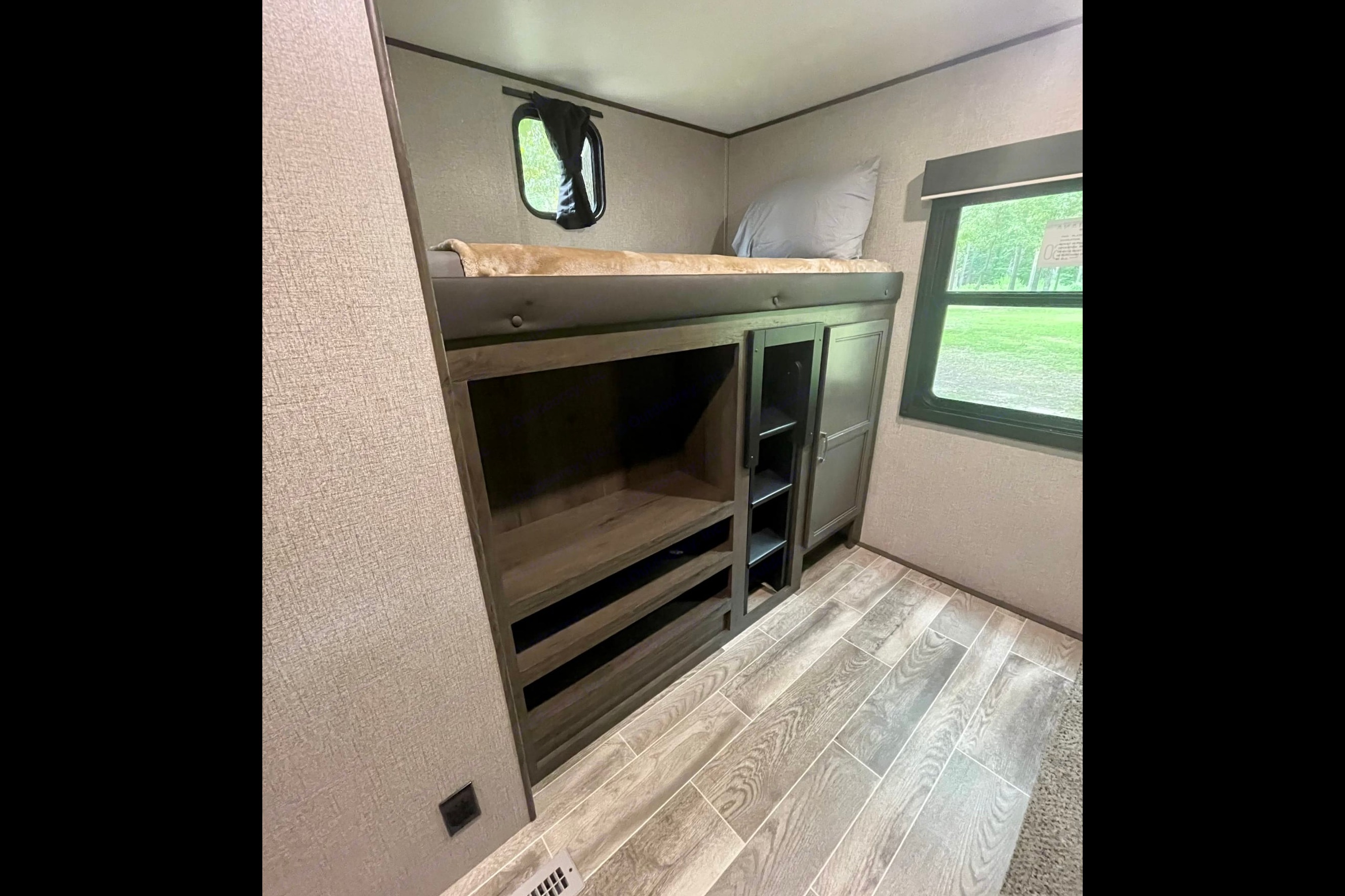 Dual Air Conditioners! Spacious 2021 Jayco Jay Flight. Delivery available.