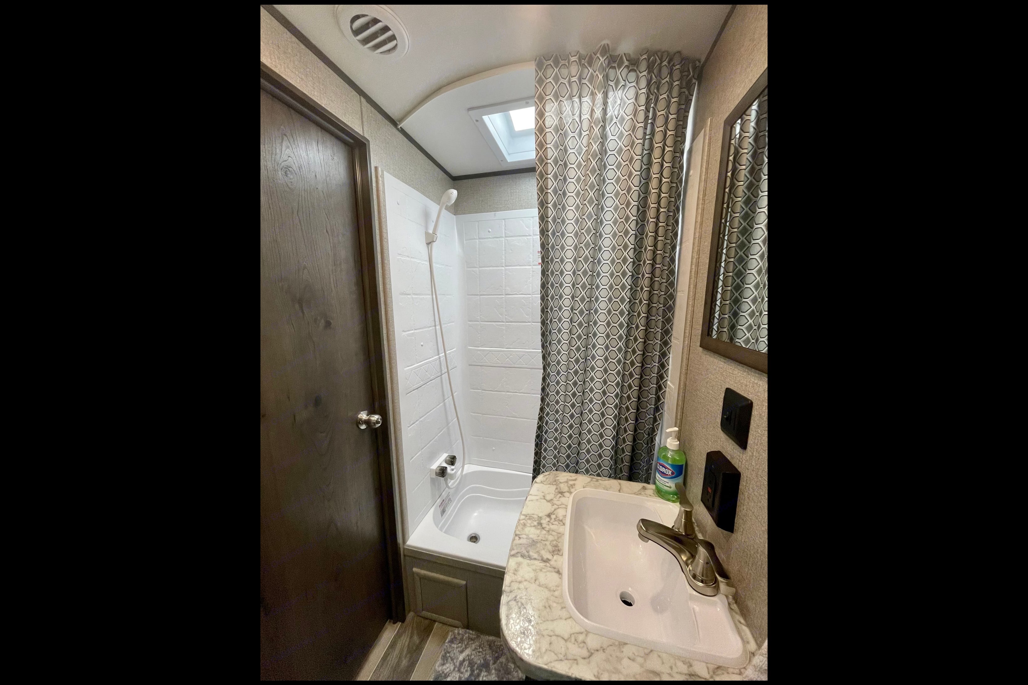 Dual Air Conditioners! Spacious 2021 Jayco Jay Flight. Delivery available.