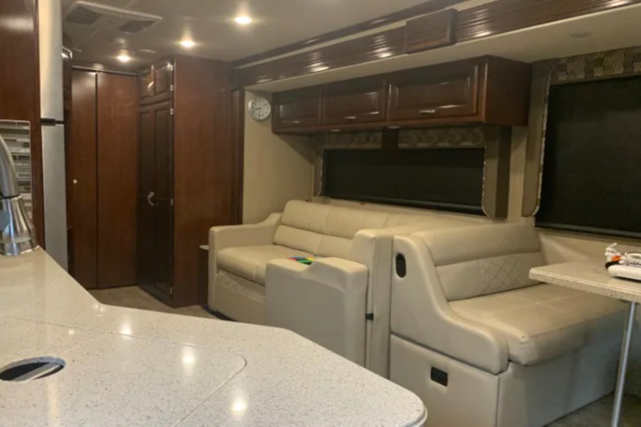 New Luxury 34" Motorhome , Fully Loaded