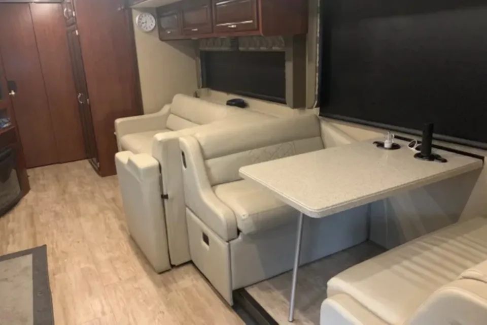 New Luxury 34" Motorhome , Fully Loaded
