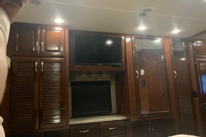 New Luxury 34" Motorhome , Fully Loaded
