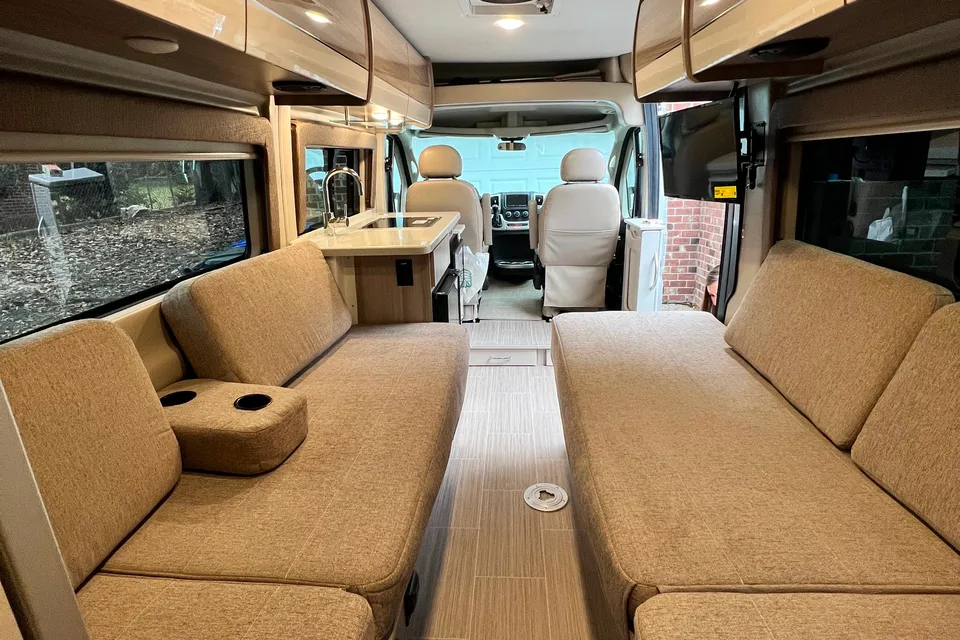 Mullet Adventure's Thor Motor Coach Sequence 20L Class B