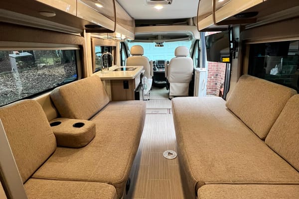 Mullet Adventure's Thor Motor Coach Sequence 20L Class B
