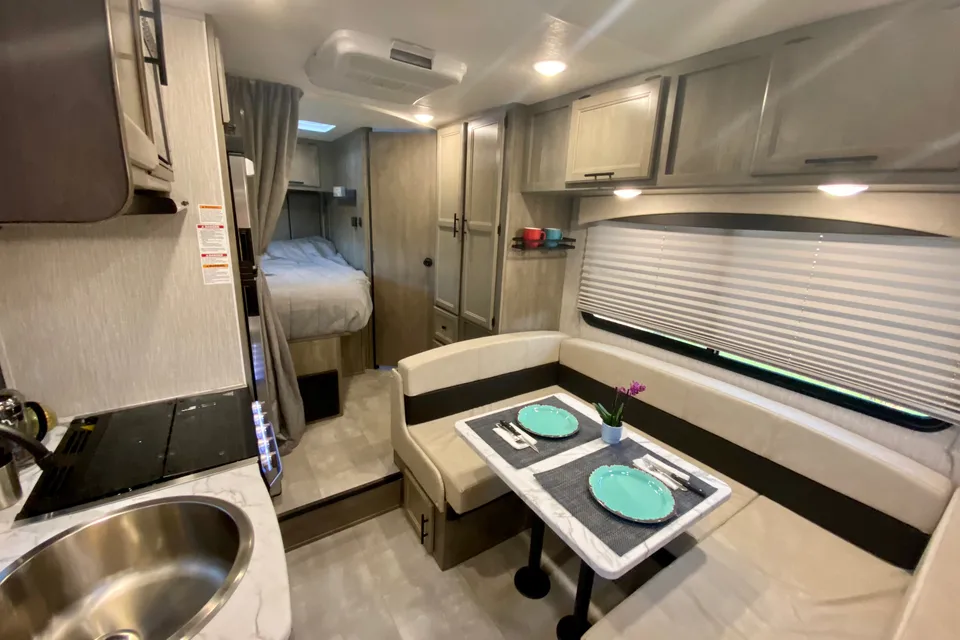 Easy to drive - 2021 perfect size Class C - HotelBuster