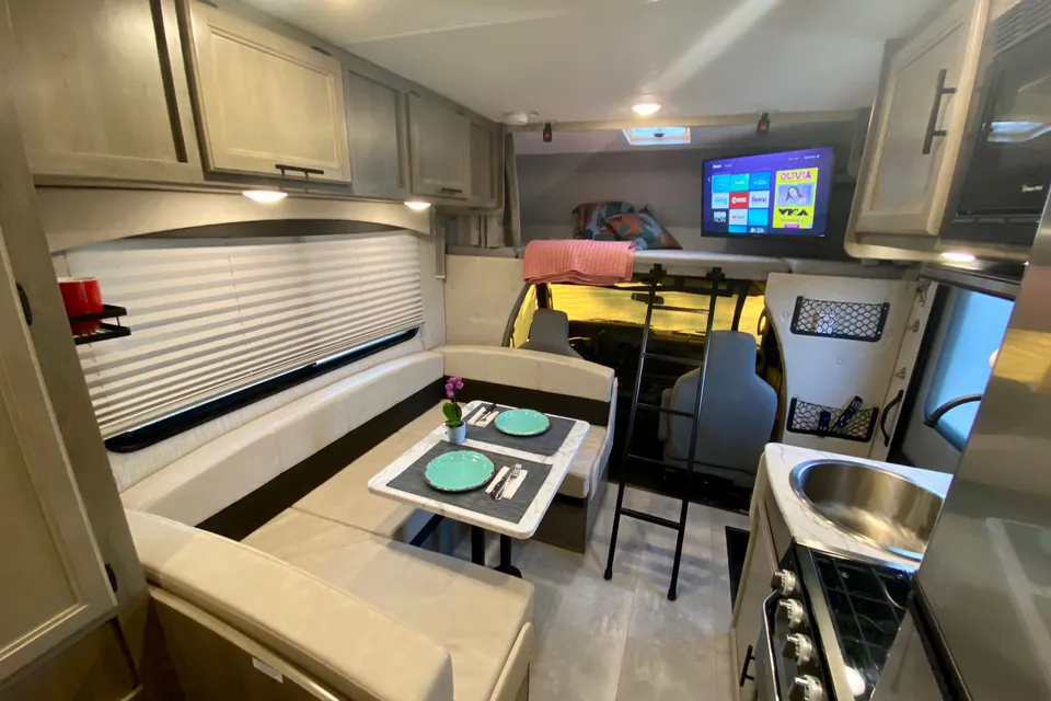 Easy to drive - 2021 perfect size Class C - HotelBuster