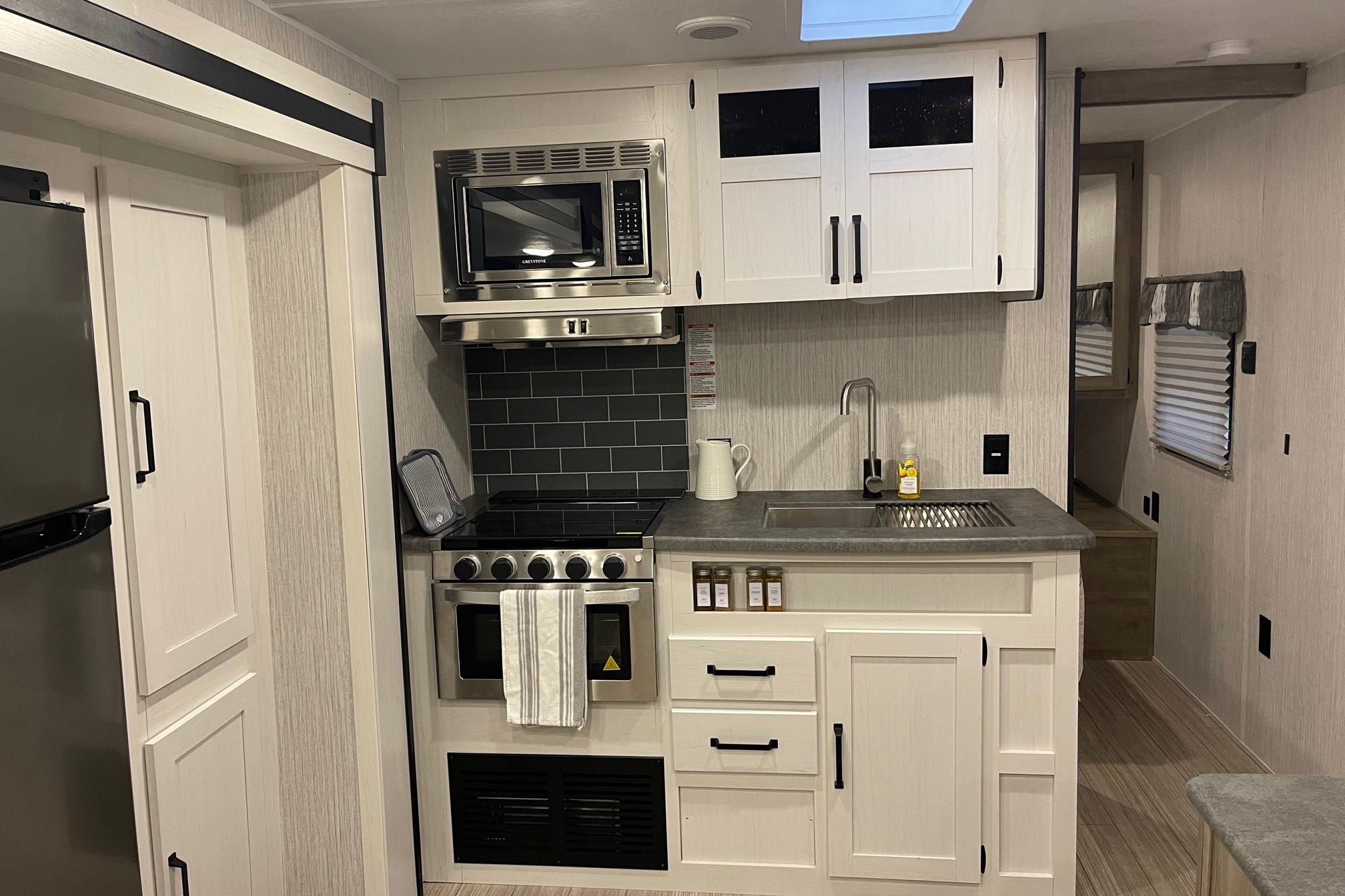 Palomino Puma XLE Lite 25BHSC Travel Trailer Sleeps 8! Has Bunks!