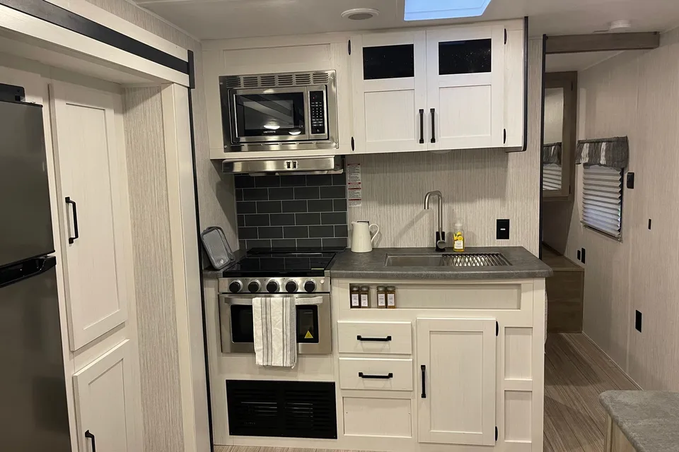 Palomino Puma XLE Lite 25BHSC Travel Trailer Sleeps 8! Has Bunks!