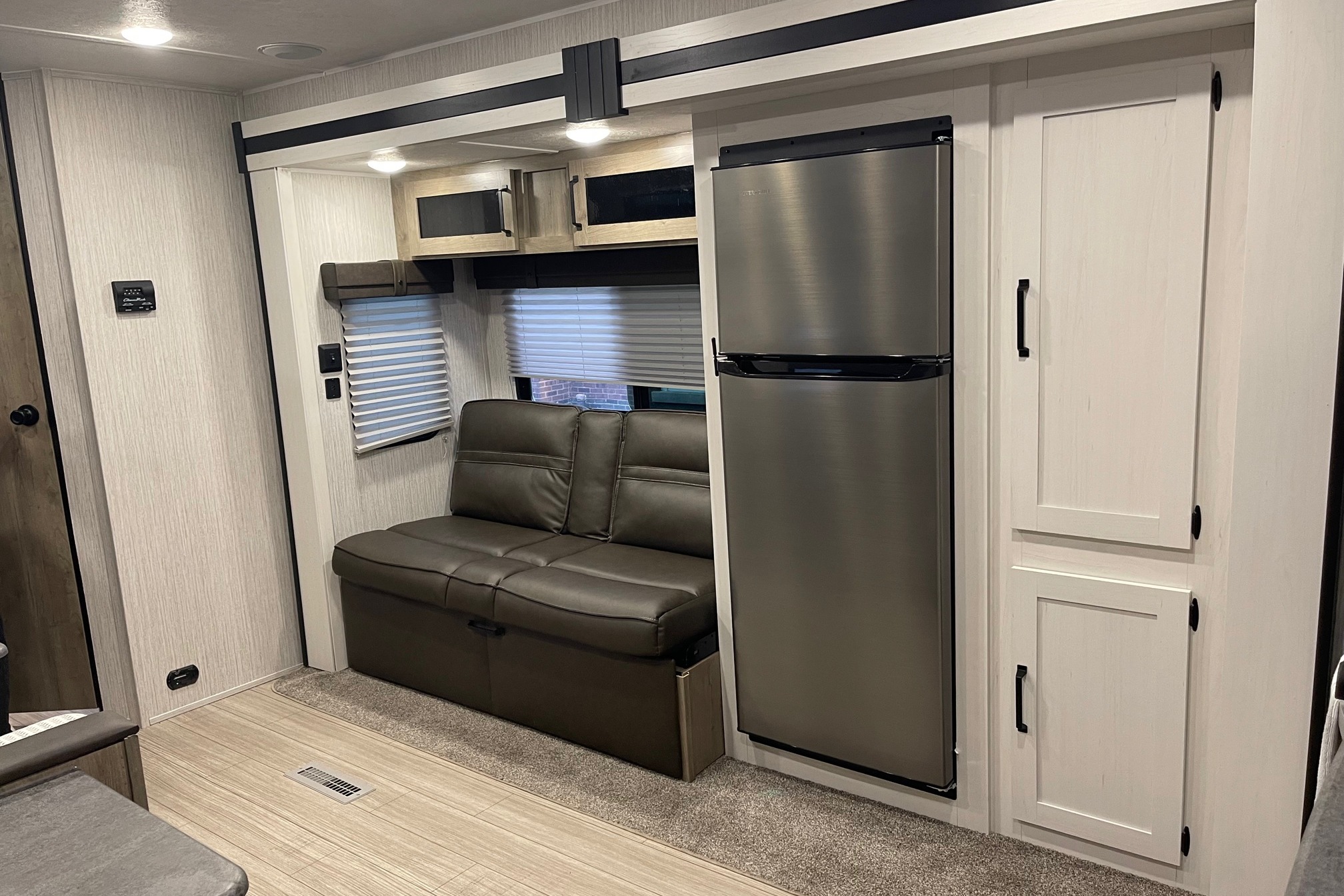 Palomino Puma XLE Lite 25BHSC Travel Trailer Sleeps 8! Has Bunks!