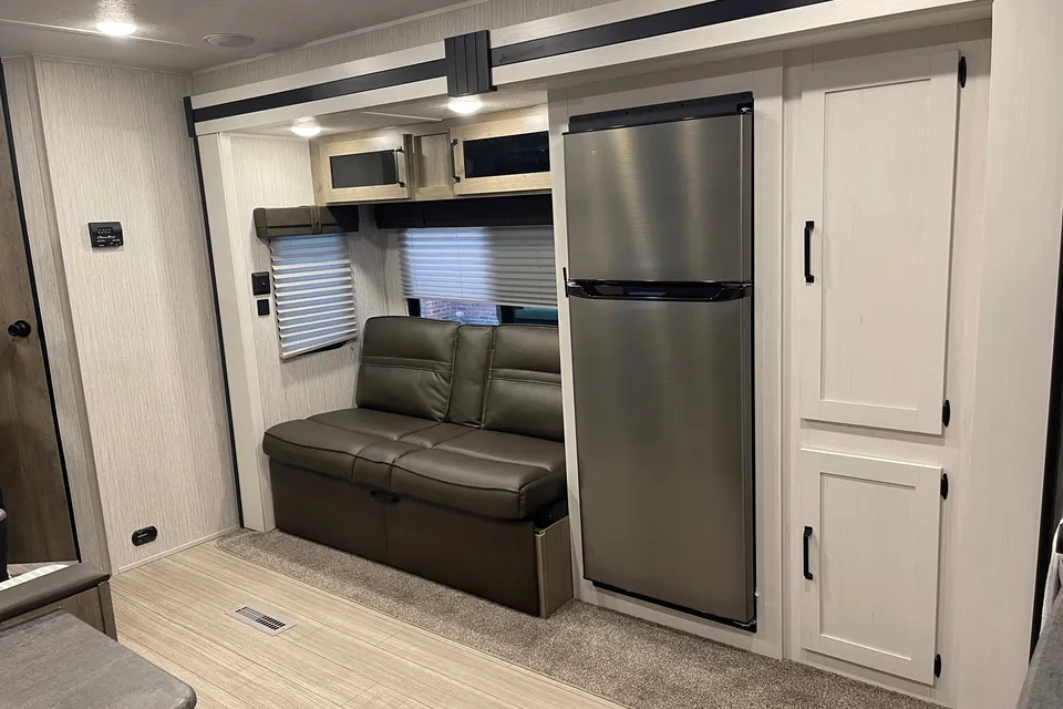 Palomino Puma XLE Lite 25BHSC Travel Trailer Sleeps 8! Has Bunks!