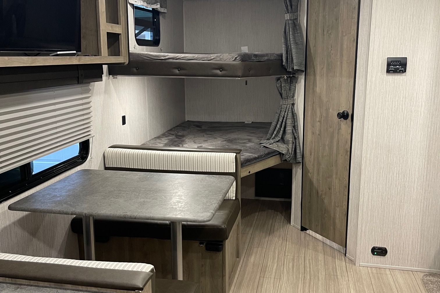 Palomino Puma XLE Lite 25BHSC Travel Trailer Sleeps 8! Has Bunks!