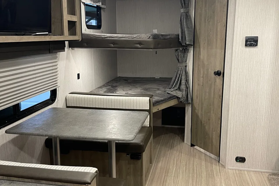 Palomino Puma XLE Lite 25BHSC Travel Trailer Sleeps 8! Has Bunks!