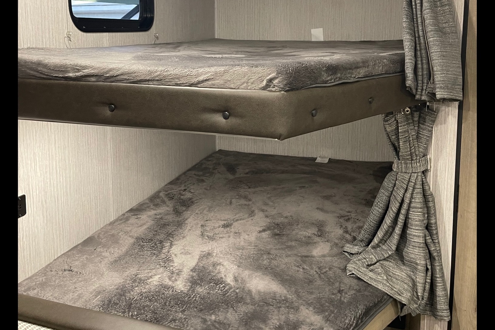 Palomino Puma XLE Lite 25BHSC Travel Trailer Sleeps 8! Has Bunks!