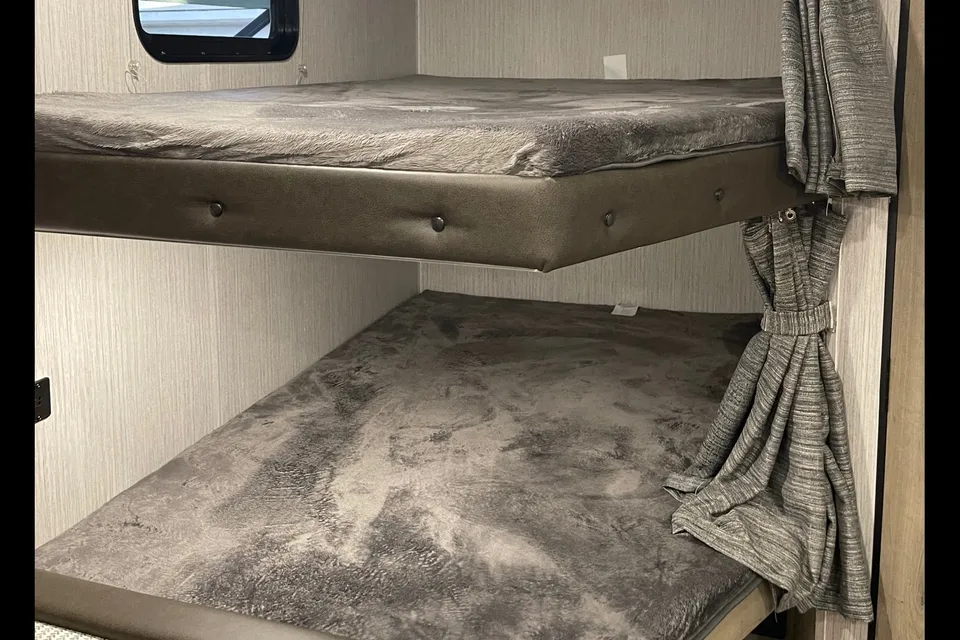 Palomino Puma XLE Lite 25BHSC Travel Trailer Sleeps 8! Has Bunks!