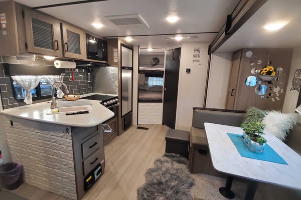 Maku's Travel Trailer - Hotel on wheels