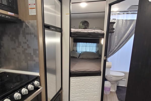 Maku's Travel Trailer - Hotel on wheels