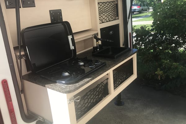 Lightweight Winnebago Minnie Drop Travel Trailer
