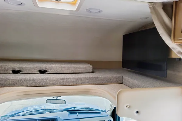 2022 Thor Chateau 25V Sleeps 7