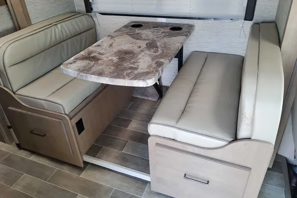 2022 Thor Chateau 25V Sleeps 7