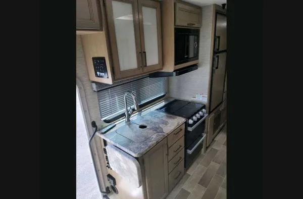2022 Thor Chateau 25V Sleeps 7