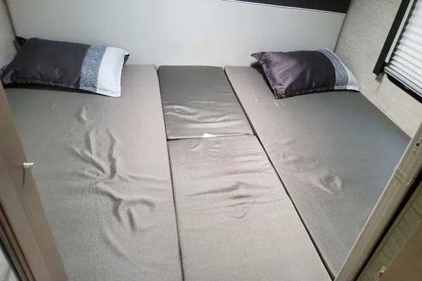 2022 Thor Chateau 25V Sleeps 7